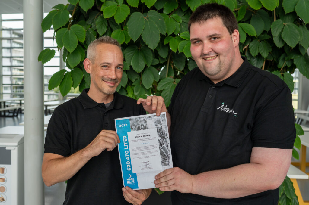 Collega's met bespaard water rapport in hun handen