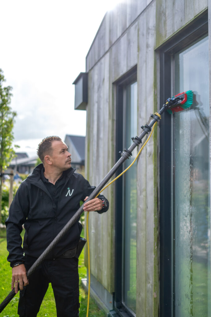 Grondige schoonmaak overheidsgebouwen voor een schone werkplek