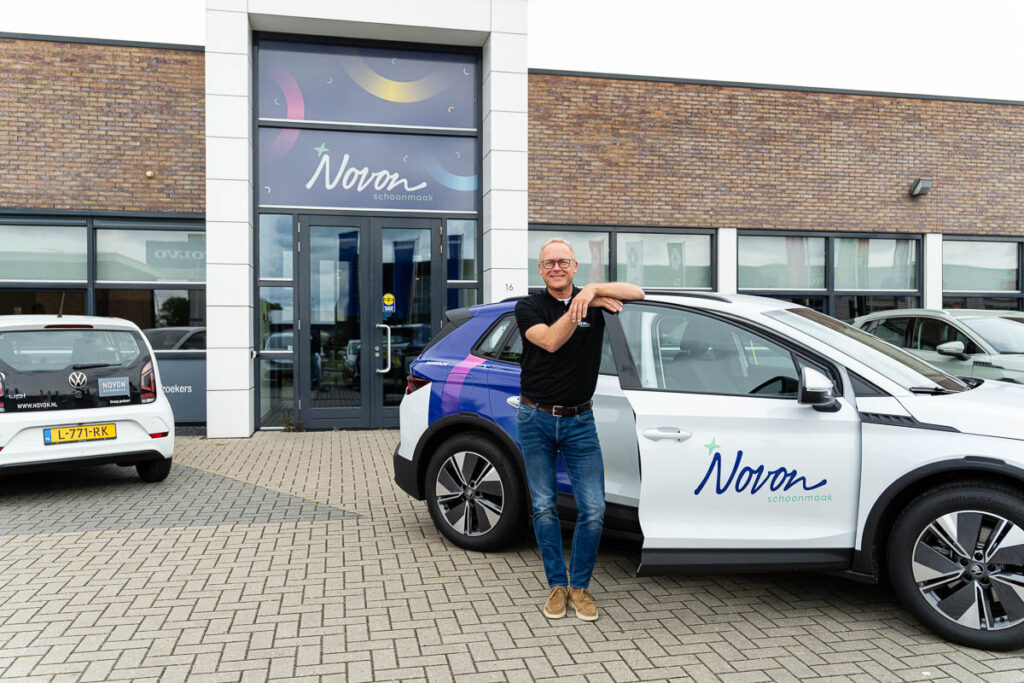 Elbert-Jan naast elektrische auto